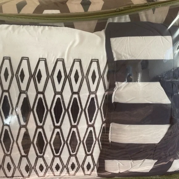 BNWT 8pc Queen comforter set - Picture 4 of 8